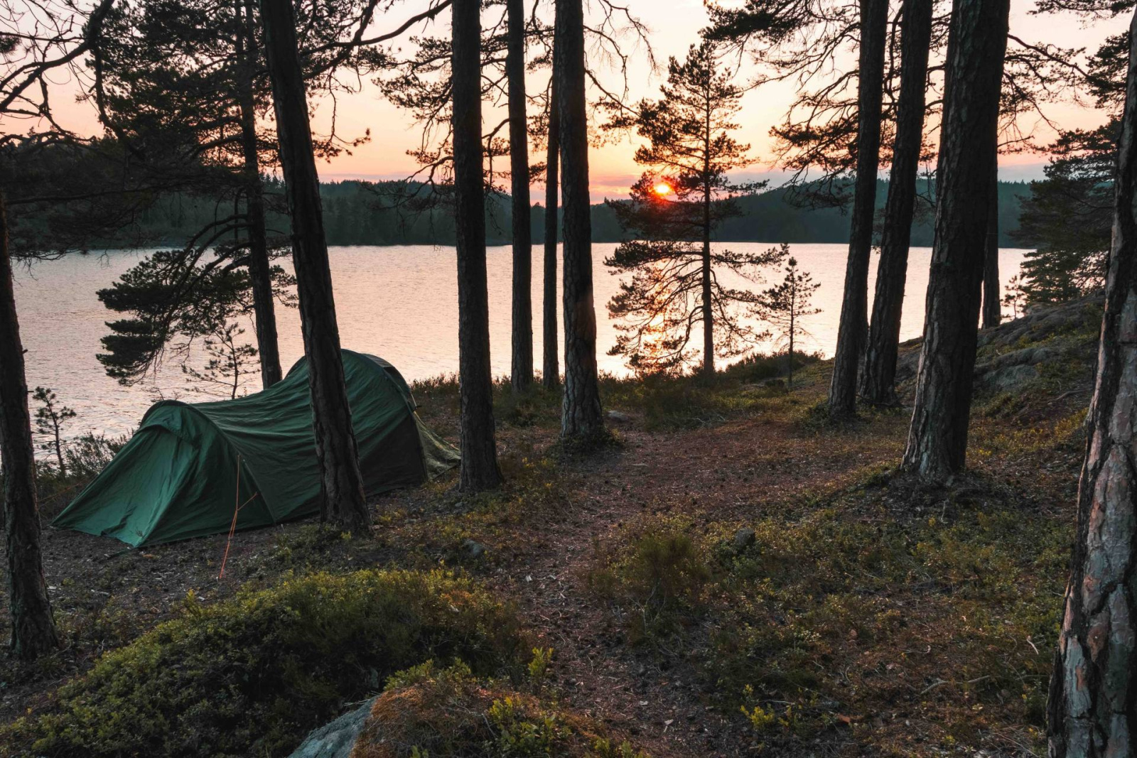 wild camping guide at lake